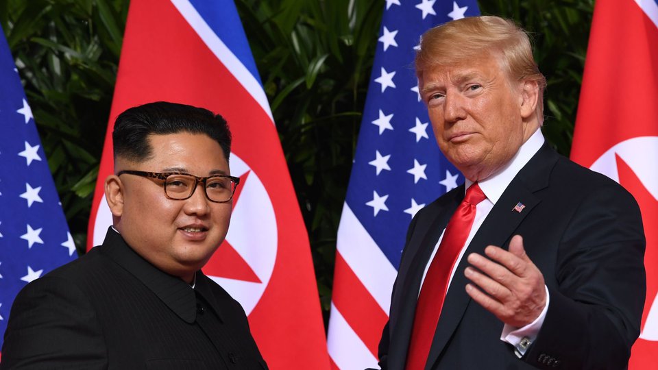 ជំនួប​រវាង​លោក Donald Trump និង លោក Kim Jong Un លើកទី១ នៅប្រទេសសាំងហ្គាពួ (https://www.cnbc.com/)