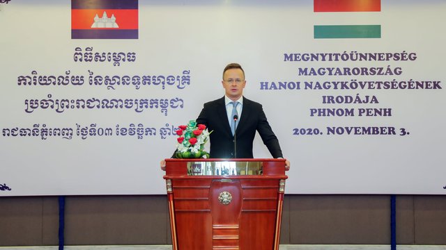 រដ្ឋមន្ត្រីការបរទេសហុងគ្រី ដែលបានមកកម្ពុជា កាលពីម្សិលមិញ ធ្វើតេស្ដឃើញវិជ្ជមានកូវីដ-១៩ (រូបភាព៖ ហ្វេសប៊ុក​ក្រសួងការបរទេស​កម្ពុជា)