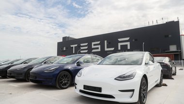រូបភាពដែលត្រូវបានថតនៅថ្ងៃទី ២៦ ខែតុលាឆ្នាំ ២០២០ បង្ហាញពីរថយន្ត Tesla ម៉ូដែល 3 ដែលផលិតនៅប្រទេសចិនរបស់រោងចក្រ Tesla នៅសៀងហៃ រូបភាព ៖ Xinhua