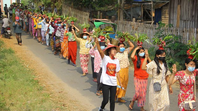 ពលរដ្ឋភូមាចេញធ្វើបាតុកម្មក្នុងថ្ងៃបុណ្យចូលឆ្នាំ ១៤ មេសា ឆ្នាំ២០២១ រូបថត៖ Irrawaddy