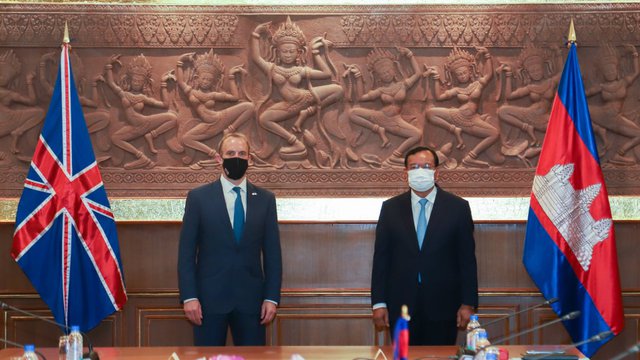 ជំនួប​ពិភាក្សាការងារទ្វេភាគីរវាង​ឯកឧត្តម ប្រាក់ សុខុន រដ្ឋមន្ត្រីការបរទេសកម្ពុជា ជាមួយឯកឧត្តម ដូមីនិក រ៉ាអាប់ រដ្ឋមន្រ្តីការបរទេស និងអភិវឌ្ឍន៍នៃចក្រភពអង់គ្លេស (រូបភាព៖ ឯកឧត្តម ប្រាក់ សុខុនា)