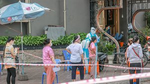 រូបភាពឯកសារ៖ ប្រជាពលរដ្ឋកំពុងតំរងជួររងចាំធ្វើតេស្តកូវីដ១៩ (រូបភាព៖ អនុគណៈកម្មការឆ្លើយស្រាវជ្រាវកូវីដ)