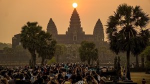 ភ្ញៀវទេសចរជាតិ និងអន្តរជាតិទស្សនាព្រឹត្តិការណ៍ ថ្ងៃរះចំកំពូលកណ្ដាលប្រាសាទអង្គរវត្ត រូបភាព៖ គេហទំព័រក្រសួងទេសចរណ៍