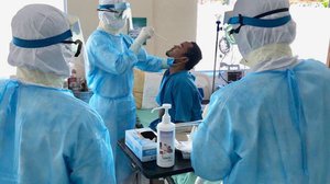 ករណីសង្ស័យដែលបានធ្វើតេស្តរកកូវីដ-១៩សប្តាហ៍នេះ មានការថយចុះជាងពាក់កណ្តាល(រូបភាព CDC)