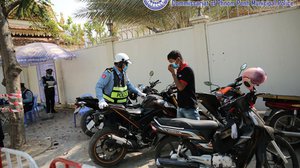 ស្នងការនគរបាលរាជធានី៖ អ្នកអត់ពាក់មួកសុវត្ថិភាព និងអត់ពាក់ខ្សែក្រវ៉ាត់ មានករណីផាកច្រើនជាងគេ (រូបភាព​ ស្នងការដ្ឋាននគរបាលរាជធានី)