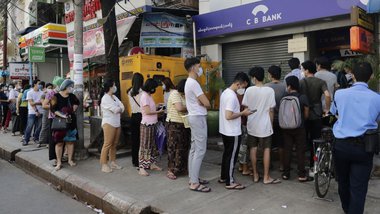 ពលរដ្ឋភូមាឈររងចាំក្នុងជួរយ៉ាងវែង ដើម្បីដកប្រាក់ពីម៉ាស៊ីន ATM ដែលនៅតំណើរការតិចតួចប៉ុណ្ណោះក្នុងតំបន់សំខាន់ៗ (រូបភាព៖ Irrawaddy)