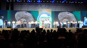 យុវជនអាស៊ានបង្ហាញក្ដីបារម្ភអំពីបញ្ហាបរិស្ថាន នៅឯ​សន្និសីទ​ថ្នាក់តំបន់ រៀបចំ​ដោយ SCG កាលពីថ្ងៃទី២៦ សីហា ២០១៩ នាទីក្រុង​បាងកក ប្រទេសថៃ។