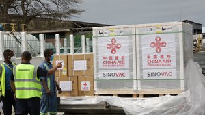 បុរសរដ្ឋខ្លាំងរបស់ចិន លោកស៊ី ជីនពីង បានប្រកាសនាពេលថ្មីៗនេះថា ប្រទេសចិននឹងពុះពារធ្វើយ៉ាងណាជំរុញការបរិច្ចាគវ៉ាក់សាំងកូវីដ១៩ ឲ្យបានដល់ចំនួន ២ ពាន់លានដូស ទៅឲ្យប្រទេសក្រីក្រ