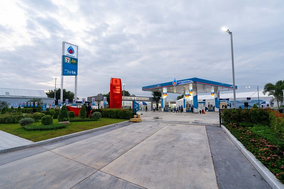 ការសម្ពោធជាផ្លូវការ ស្ថានីយប្រេងឥន្ធនៈ PTT ព្រែកហូរ នៅតាមតាមបណ្ដោយផ្លូវក្រវាត់ក្រុងទី២ (ផ្លូវ៥០ម៉ែត្រ) ភូមិបត្តាជី សង្កាត់ព្រែកហូរ ក្រុងតាខ្មៅ ខេត្តកណ្តាល។