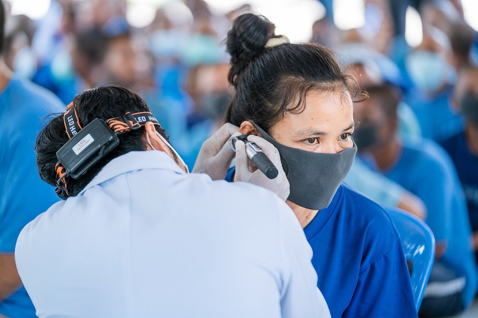 បុរី មេគង្គ លែន បរិច្ចាកថវិការ ជូនដល់អង្គការហូប កម្ពុជា ក្នុងការពិនិត្យ និងព្យាបាលត្រចៀក ច្រមុះ ជូនដល់ មជ្ឈមណ្ឌលស្តារលទ្ធភាពពលកម្មឱកាសខ្ញុំ