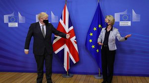 លោក Boris Johnson នាយករដ្ឋមន្ត្រីអង់គ្លេស​ (ឆ្វេង) និង លោកស្រី Ursula von der Leyen ប្រធានគណៈកម្មការអឺរ៉ុប (ស្តាំ) រូបភាព៖​ AP