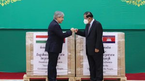 សម្តេចតេជោ ហ៊ុន សែន នាយករដ្ឋមន្ត្រីនៃព្រះរាជាណាចក្រកម្ពុជា និងលោក Istvan Bakos ទីប្រឹក្សានិងជាភារធារីស្តីទីការិយាល័យស្ថានទូតហុងគ្រីប្រចាំភ្នំពេញ ក្នុងពីធីប្រគល់-ទទួល វ៉ាក់សាំង ថ្ងៃទី១៨ ខែមីនា ឆ្នាំ២០២២។​ រូបភាព៖ ហ្វេសប៊ុកផ្លូវការនាយករដ្ឋមន្ត្រី