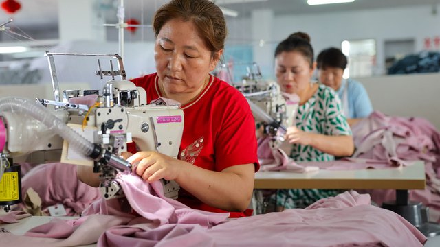 កម្មករកាត់ដេរ កំពុងដេរសម្លៀកបំពាក់នៅក្រុមហ៊ុនសម្លៀកបំពាក់ ប្រទេសអាល្លឺម៉ង់