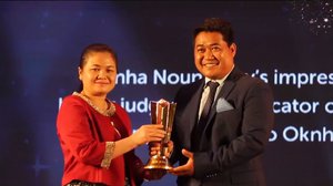 លោកឧកញ៉ា នួន រិទ្ធី អគ្គនាយកក្រុមហ៊ុនអចលនទ្រព្យ KFA ទទួលបានពាន Cambodia real estate Awards 2018