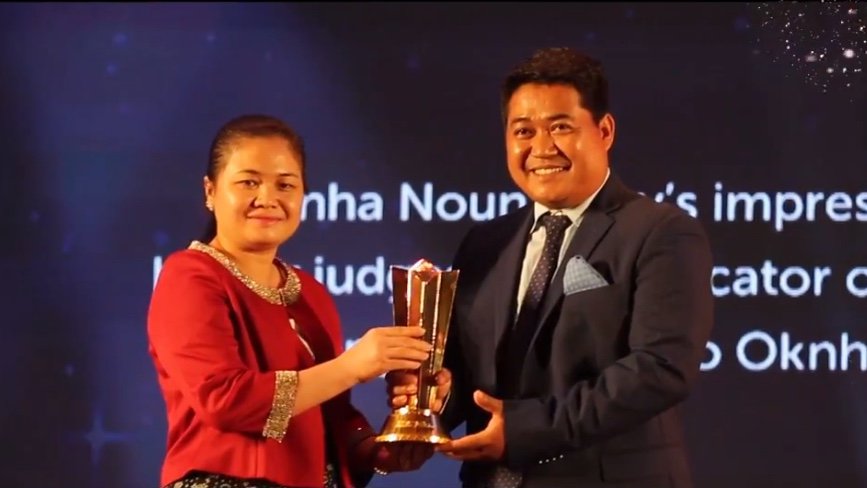 លោកឧកញ៉ា នួន រិទ្ធី អគ្គនាយកក្រុមហ៊ុនអចលនទ្រព្យ KFA ទទួលបានពាន Cambodia real estate Awards 2018