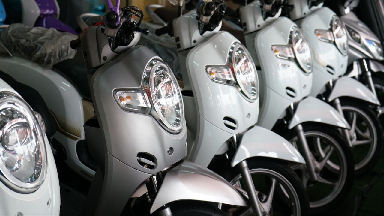 រំលស់ម៉ូតូ ថែមមួកសុវត្តិភាព និងសាំងភ្លាមៗ ជាមួយ អេ អឹម ខេ!!