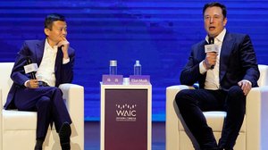 លោក Jack Ma (ឆ្វេង) ម្ចាស់ក្រុមហ៊ុន Alibaba Group និងលោក Elon Musk ស្ថាបនិកក្រុមហ៊ុន Tesla និង SpaceX (ស្តាំ)