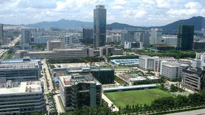 តំបន់​ឧស្សាហកម្ម​ជឿនលឿន Shenzhen នៅ​ប្រទេស​ចិន ដែល​កម្ពុជា​គ្រោង​នឹង​ប្រែ​ក្លាយ​ខេត្ត​ព្រះសីហនុ​ឲ្យ​ដូច​តំបន់​នេះ។ រូបភាព៖ Wikipedia
