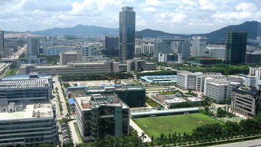 តំបន់​ឧស្សាហកម្ម​ជឿនលឿន Shenzhen នៅ​ប្រទេស​ចិន ដែល​កម្ពុជា​គ្រោង​នឹង​ប្រែ​ក្លាយ​ខេត្ត​ព្រះសីហនុ​ឲ្យ​ដូច​តំបន់​នេះ។ រូបភាព៖ Wikipedia
