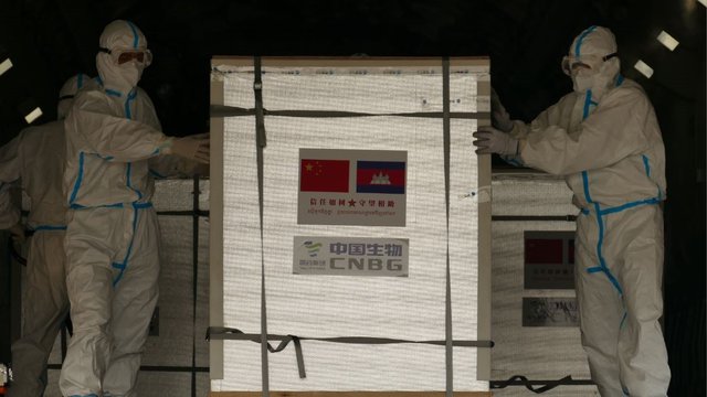 រូបភាពឯកសារ៖ វ៉ាក់សាំងកូវីដ១៩ Sinopharm ដឹកពីប្រទេសចិនតាមជើងយន្តហោះពិសេស មកដល់កម្ពុជាកាលពីថ្ងៃទី ៧ កុម្ភៈ ឆ្នាំ២០២១