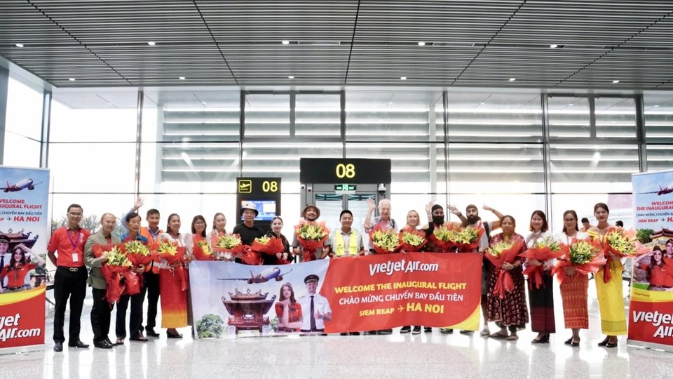 The first passengers on the inaugural flight connecting Siem Reap to Hanoi_1