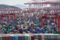 ទំនិញក្នុងកុងតឺន័រនៅលើកំពង់ផែមួយ