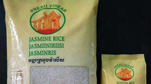 អង្ករ​ដែល​វេចខ្ចប់​ដោយ​បិទ​ស្លាក​យីហោ​ខ្មែរ មាន​រូប​ប្រាសាទ​ព្រះវិហារ​ ដោយ​ក្រុមហ៊ុន Amru Rice ឥឡូវ កំពុង​ចរាចរ​លក់​នៅ​តាម​ផ្សារ​ទំនើប​ក្នុង​ប្រទេស​ហ្វាំងឡង់។