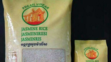 អង្ករ​ដែល​វេចខ្ចប់​ដោយ​បិទ​ស្លាក​យីហោ​ខ្មែរ មាន​រូប​ប្រាសាទ​ព្រះវិហារ​ ដោយ​ក្រុមហ៊ុន Amru Rice ឥឡូវ កំពុង​ចរាចរ​លក់​នៅ​តាម​ផ្សារ​ទំនើប​ក្នុង​ប្រទេស​ហ្វាំងឡង់។