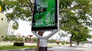 បង្គោល​ប៉ាណូ​ដែល​បង្អួត​ស្រាបៀរ​នៅ​លើ​សួន​ច្បារ​វិមាន​ឯករាជ្យ។ រូបភាព៖ ហេង ភារម្យ