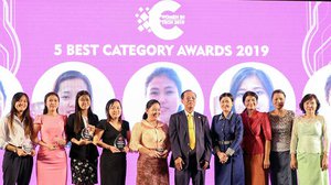 ស្ត្រីឆ្នើម​ក្នុង​វិស័យ​បច្ចេកវិទ្យា ឆ្នាំ​២០១៩ ថតរូបអនុស្សាវរីយ៍ជាមួយរដ្ឋមន្ត្រី​ប្រៃសណីយ៍ និង​ទូរគមនាគមន៍។