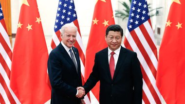 លោក Joe Biden អនាគត​ប្រធានាធិបតីទី៤៦ របស់​សហរដ្ឋ​អាមេរិក និង លោក Xi Jinping ប្រធានាធិបតី​ចិន។