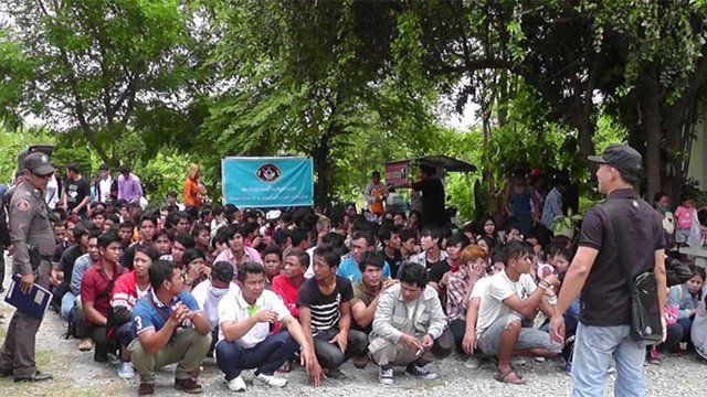 ពលករ​ចំណាកស្រុក​ខ្មែរ​ដែល​តម្រួត​ថៃ​ចាប់​ខ្លួន ខណៈ​ធ្វើ​ដំណើរ​មក​កាន់​ស្រុកកំណើត។ រូបថត៖ កាសែត The Nation