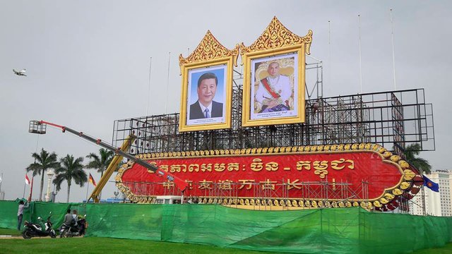 រូបថត​ប្រធានាធិបតី​ចិន និង​ព្រះមហាក្សត្រ​ខ្មែរ​តាំង​លម្អ​ក្នុង​ដំណើរ​ទស្សនកិច្ច​ប្រធានាធិបតី​ចិន​កាល​ពី​ខែ​តុលា ឆ្នាំ២០១៦