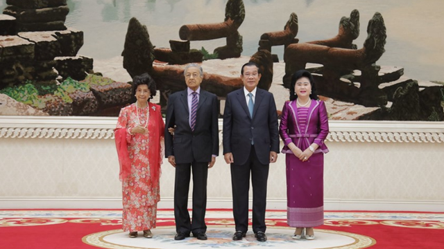 លោក Mahathir Mahamad និងភរិយា (រូបឆ្វេង) និងសម្ដេច​ តេជោ ហ៊ុន សែន និងភរិយា (ស្ដាំ) [រូបភាព៖ ផេកហ្វេសប៊ុក​នាយករដ្ឋមន្ត្រីកម្ពុជា]