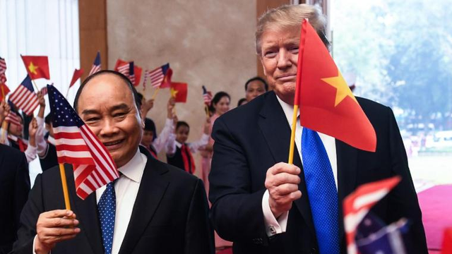 នាយករដ្ឋមន្ត្រីវៀតណាម លោក ង្វៀន សៀនហ្វុក (ឆ្វេង) និងប្រធានាធិបតីអាមេរិក លោក ដូណាល់ ត្រាំ (ស្ដាំ) (រូបភាព៖ CNN)