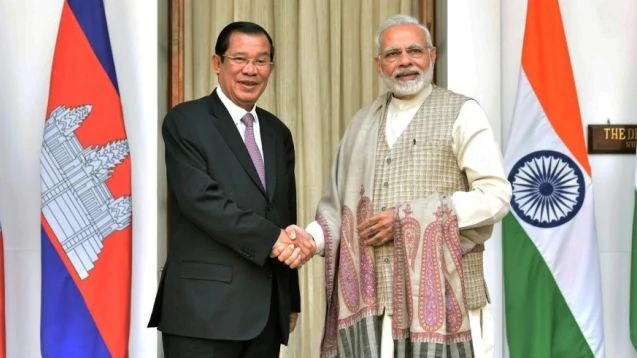 នាយករដ្ឋមន្ត្រីកម្ពុជា (ឆ្វេង) និងនាយករដ្ឋមន្ត្រីឥណ្ឌា (ស្ដាំ) (រូបភាព៖https://www.narendramodi.in)