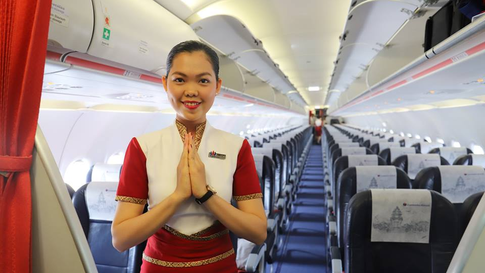 បុគ្គលិកក្រុមហ៊ុន Cambodia Airways សំពះស្វាគមន៍ភ្ញៀវធ្វើដំណើរ (រូបថតពី៖ ហ្វេសប៊ុក Cambodia Airways)