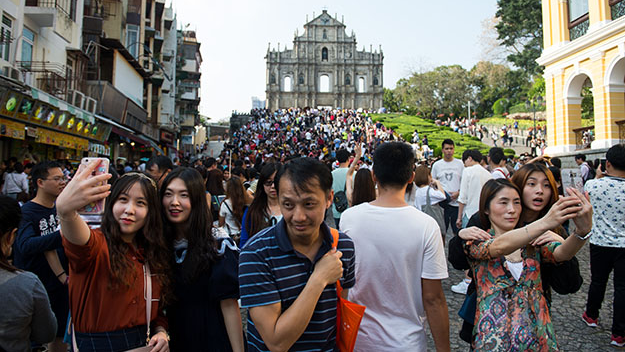 ម៉ាកាវ ចង់កំណត់ពន្ធលើភ្ញៀវទេសចរ ដោយសារតែព្រួយពីផលប៉ះពាល់អវិជ្ជមាននៃកំណើនភ្ញៀវកើនច្រើនហួស (https://www.ggrasia.com/)