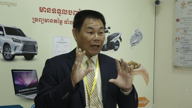 លោក គុជ សេដ្ឋា អ្នកគ្រប់គ្រងទូទៅរបស់ហាងបញ្ចាំ Cush U Up ផ្តល់បទសម្ភាសដល់សារព័ត៌មានខេមបូណូមីស