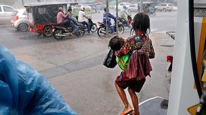 កុមារដើរ​សុំ​លុយ​តាម​ដង​ផ្លូវ​មួយ​ នៅ​ក្នុង​រាជ​ធានី​ភ្នំពេញ។ រូបភាព៖ ហេង ភារម្យ