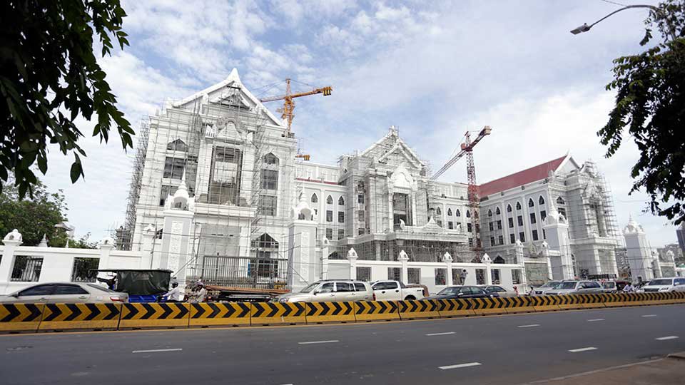 អគារទីស្នាក់ការកណ្ដាល​របស់​គណបក្ស​ប្រជាជន​កម្ពុជា នៅតាមបណ្ដោយមហាវិថី​ ព្រះនរោត្តម កណ្ដាល​រាជធានី​ភ្នំពេញ។ រូបថត៖ ហេង ភារម្យ