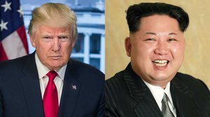 លោក ដូណាល់ ត្រាំ (ឆ្វេង) ប្រធានាធិបតីអាមេរិក និង​ លោក គីម ជុងអ៊ុន មេដឹកនាំ​កូរ៉េ​ខាងជើង។ រូបភាព៖ Wikipedia