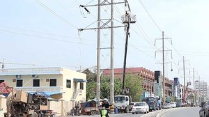 សកម្មភាព​នៃ​ការ​រុះរើ​បង្គោល​ភ្លើង​​ចេញ​ពី​ផ្លូវ​ហាណូយ។