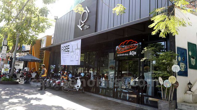 ហាង​កាហ្វេ​ជា​ច្រើន​នៅ​ជាប់ៗ​គ្នា​នៅ​ម្ដុំ​មុខ​សកលវិទ្យាល័យ​ភូមិន្ទ​ភ្នំពេញ​ លើ​មហាវិថី​សហព័ន្ធរុស្ស៊ី រាជ​ធានី​ភ្នំពេញ។