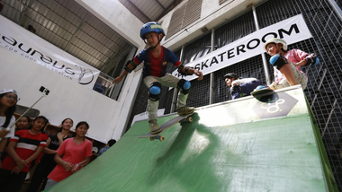 កុមារម្នាក់នេះ កំពុងជិះស្គីយ៉ាងរីករាយនៅ Skate School ដែលមានទីតាំងនៅ Factory Phnom Penh (រូបភាព៖ ហេង ភារម្យ)