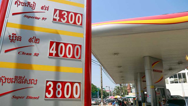 តម្លៃប្រេងឥន្ធនៈនៅកម្ពុជា បន្តឡើងថ្លៃជាបន្តបន្ទាប់ក្នុងរយៈពេលប៉ុន្មានខែចុងក្រោយនេះរូបភាព៖ ហេង ភារម្យ