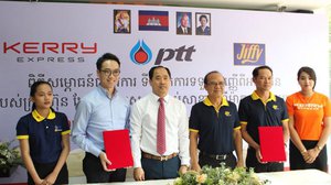 នេះជាពិធីចុះហត្ថលេខាពង្រឹងដៃគូសហការរវាងក្រុមហ៊ុនដឹកជញ្ជូនKerry Express Cambodia ជាមួយ Jiffy របស់ក្រុមហ៊ុនប្រេងឥន្ទនៈរបស់ថៃ PTT (រូបថត៖ រ៉ឹម ភារី)