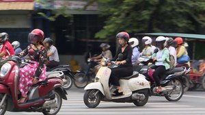 អ្នកជិះម៉ូតូជាង៨០%បានពាក់មួកសុវត្ថិភាព តែភាគច្រើនជាមួកគ្មានស្ដង់ដារ(រូបថត៖ហេង ភារម្យ)