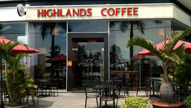 ហាង​កាហ្វេ​យី​ហោ​ក្នុង​ស្រុក​វៀតណាម ដូចជា Highlands Coffee (ក្នង​រូប​នេះ) កំពុង​ធ្វើ​ឲ្យ​ហាង​កាហ្វេ​ប៊្រែន​អន្តរជាតិ​ខ្លះ​បិទ​ទ្វារ​បណ្ដើរៗ។