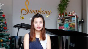 អ្នក​នាង ហ៊ុន ជាឡេង ម្ចាស់​សាលាដូរ្យ​តន្ត្រី Simphony។